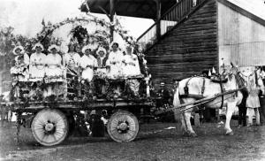 Parade_float_in_Gatton,_possibly_to_celebrate_peace_after_World_War_I